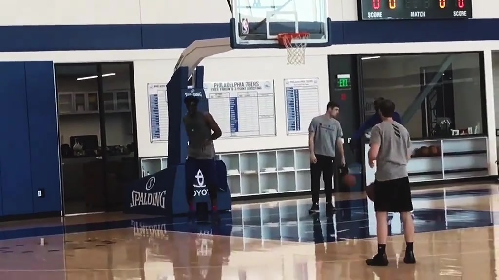 不談季后賽表現(xiàn)恩比德的技術(shù)動(dòng)作算得上內(nèi)線天花板了