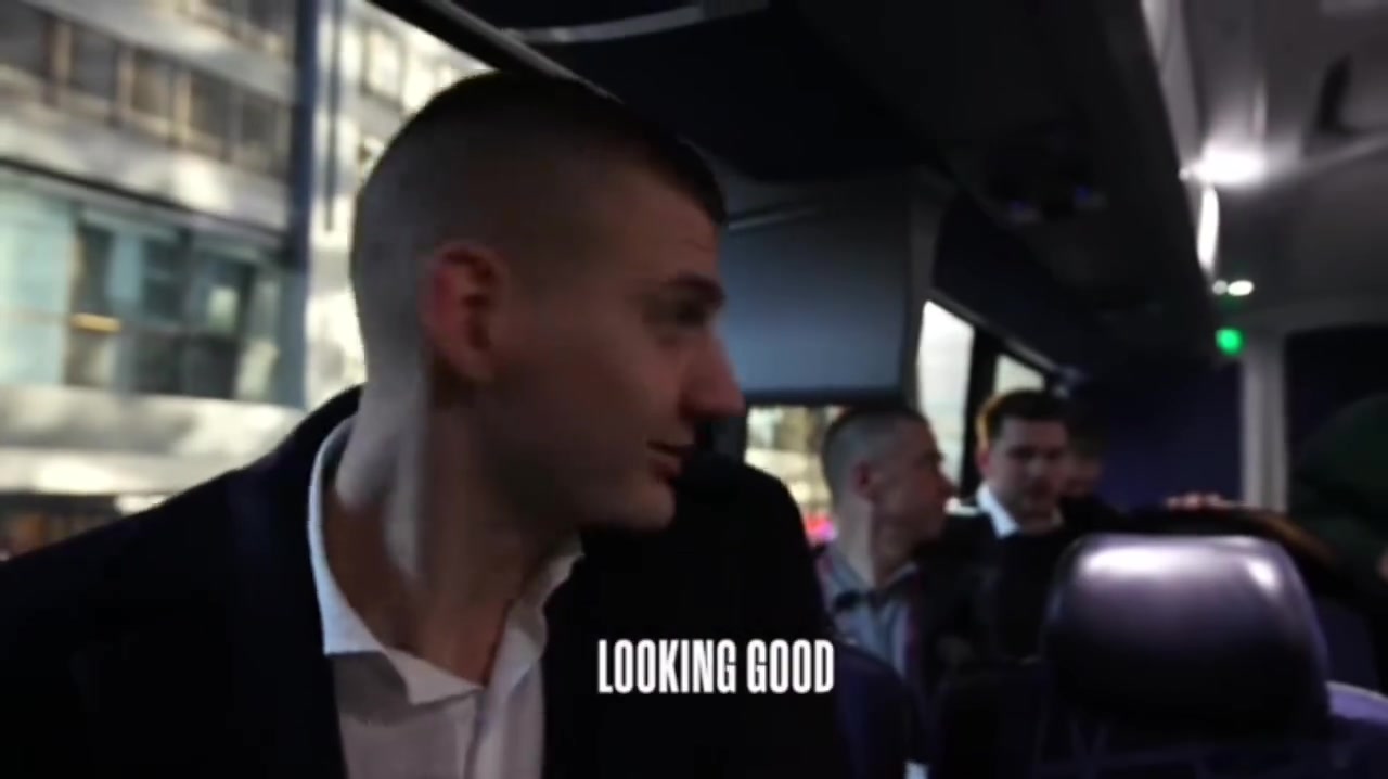 夏天都要為國(guó)家而戰(zhàn)名場(chǎng)面青澀的約基奇和東契奇開玩笑