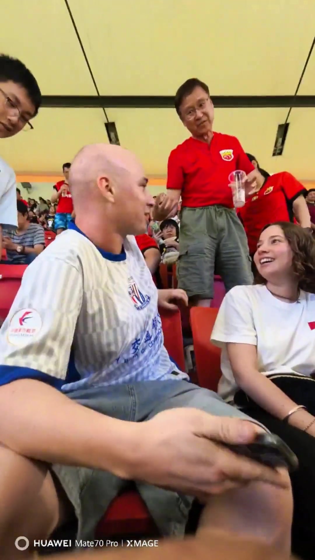 海港球迷帶申花老外去買(mǎi)海港球衣老外原地?fù)Q上了海港球衣