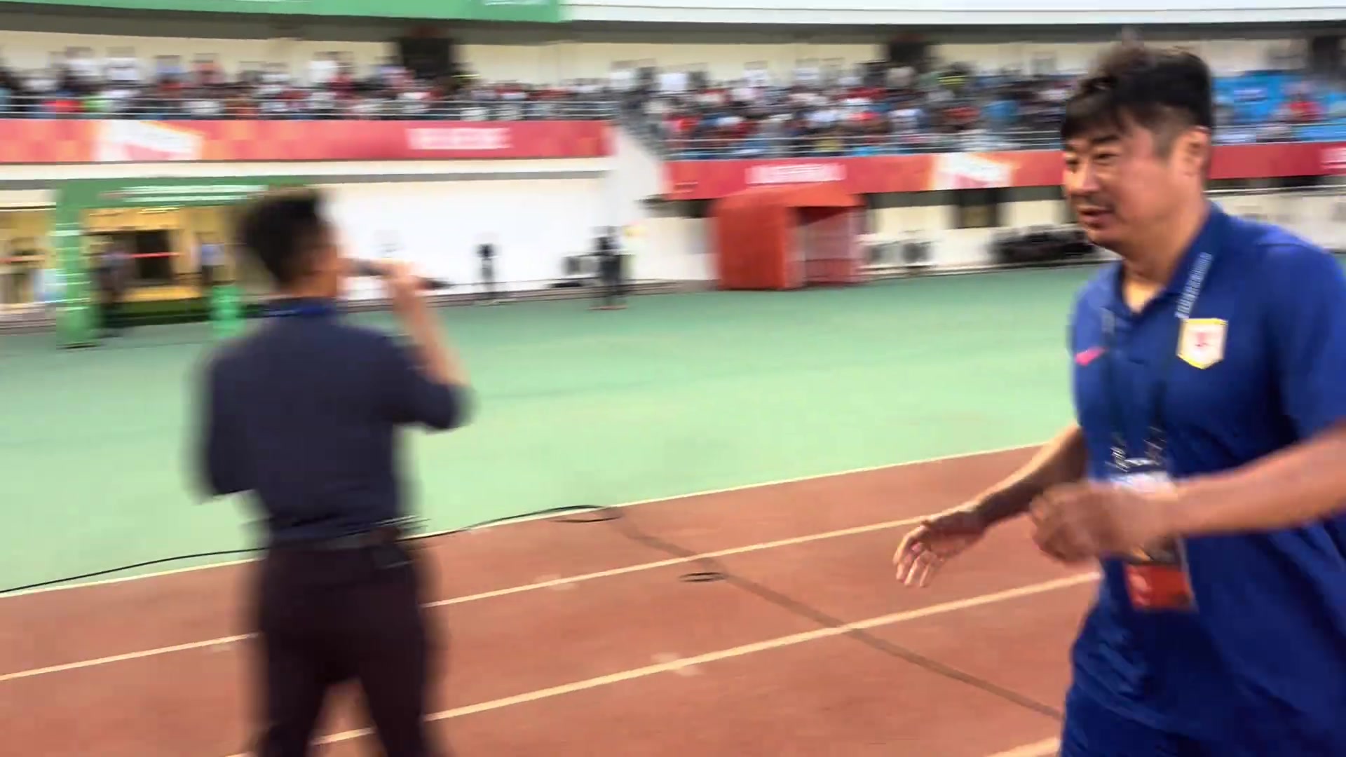 曾經(jīng)隊友如今對手泰山B隊主帥韓鵬與泰安主帥苑維瑋握手寒暄