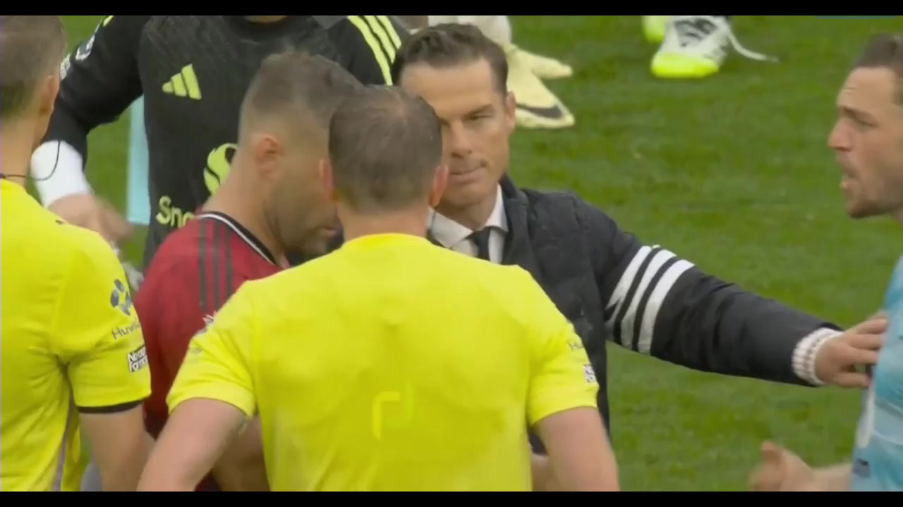 對判罰非常不滿伯恩利主教練賽后找裁判理論