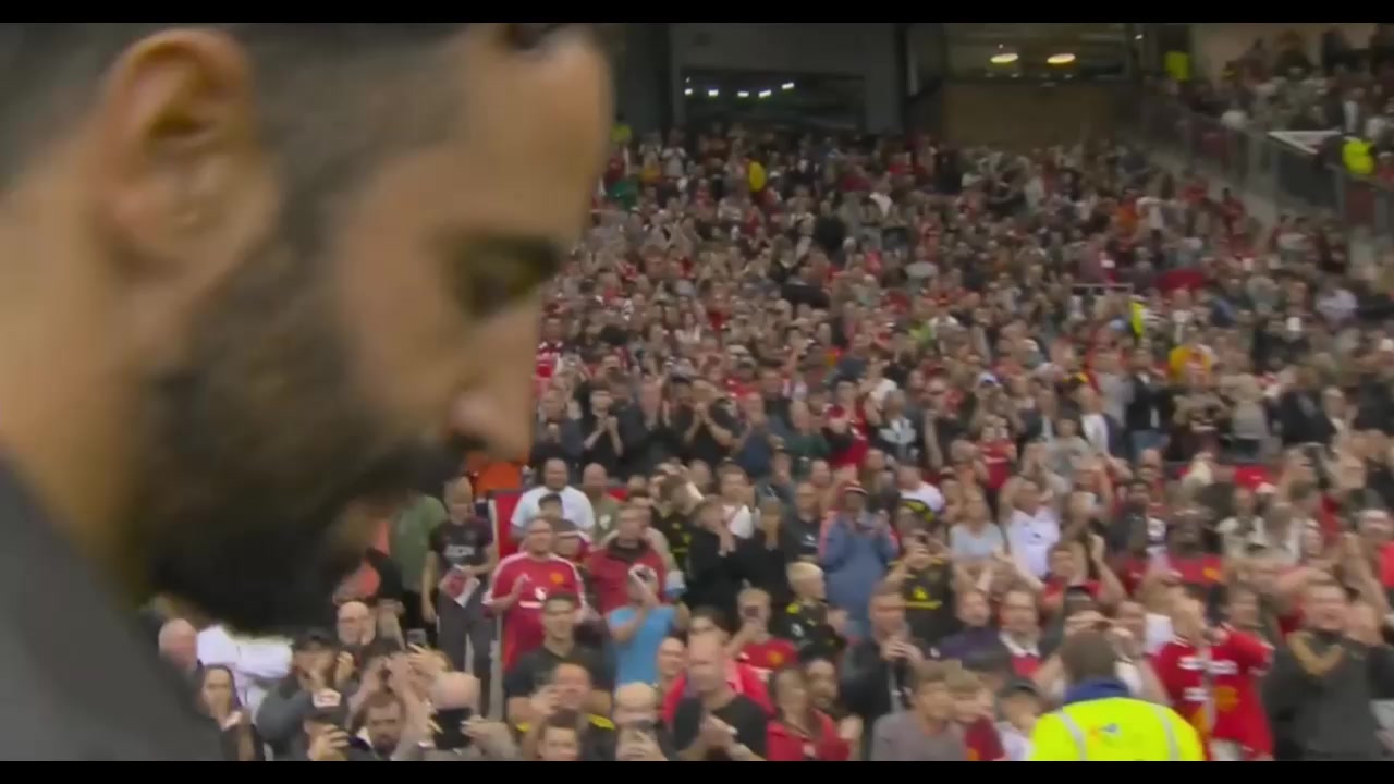 曼聯(lián)賽季首勝阿莫林離場球迷起立鼓掌歡送