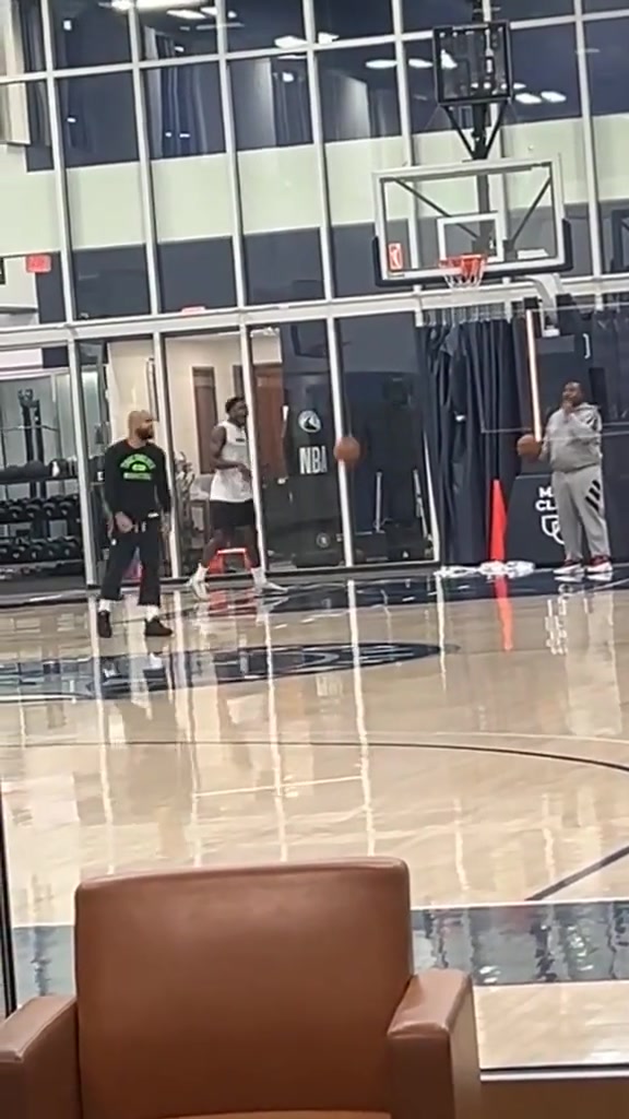 開(kāi)玩笑還是生氣了華子訓(xùn)練師暴怒摔球