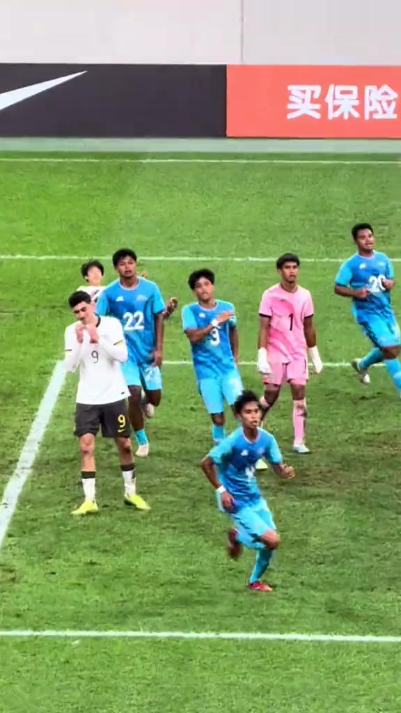 朱鵬宇離譜傳中現(xiàn)場球迷我真崩不住了救命