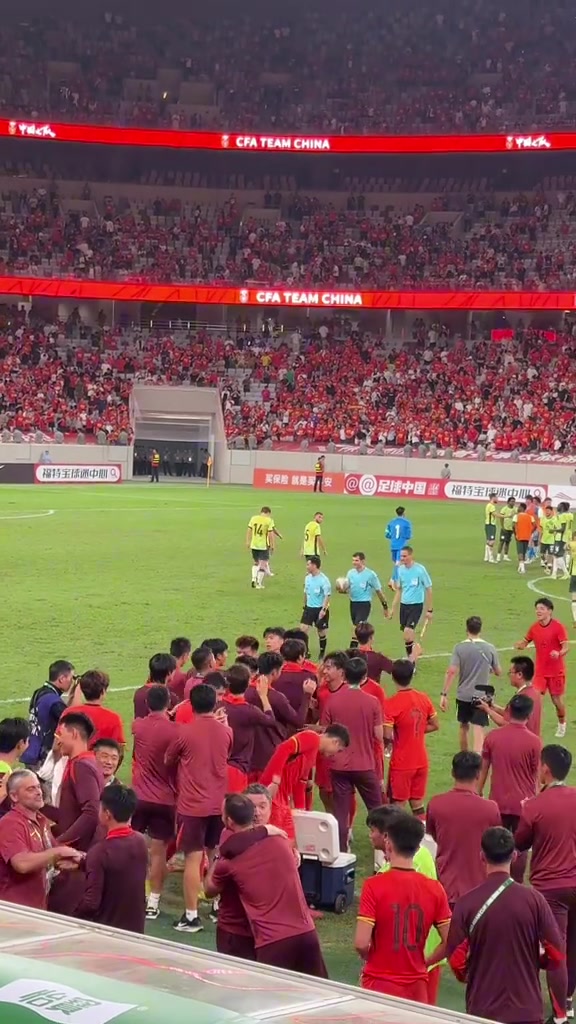 我們出線(xiàn)了國(guó)足U22賽后全隊(duì)謝場(chǎng)