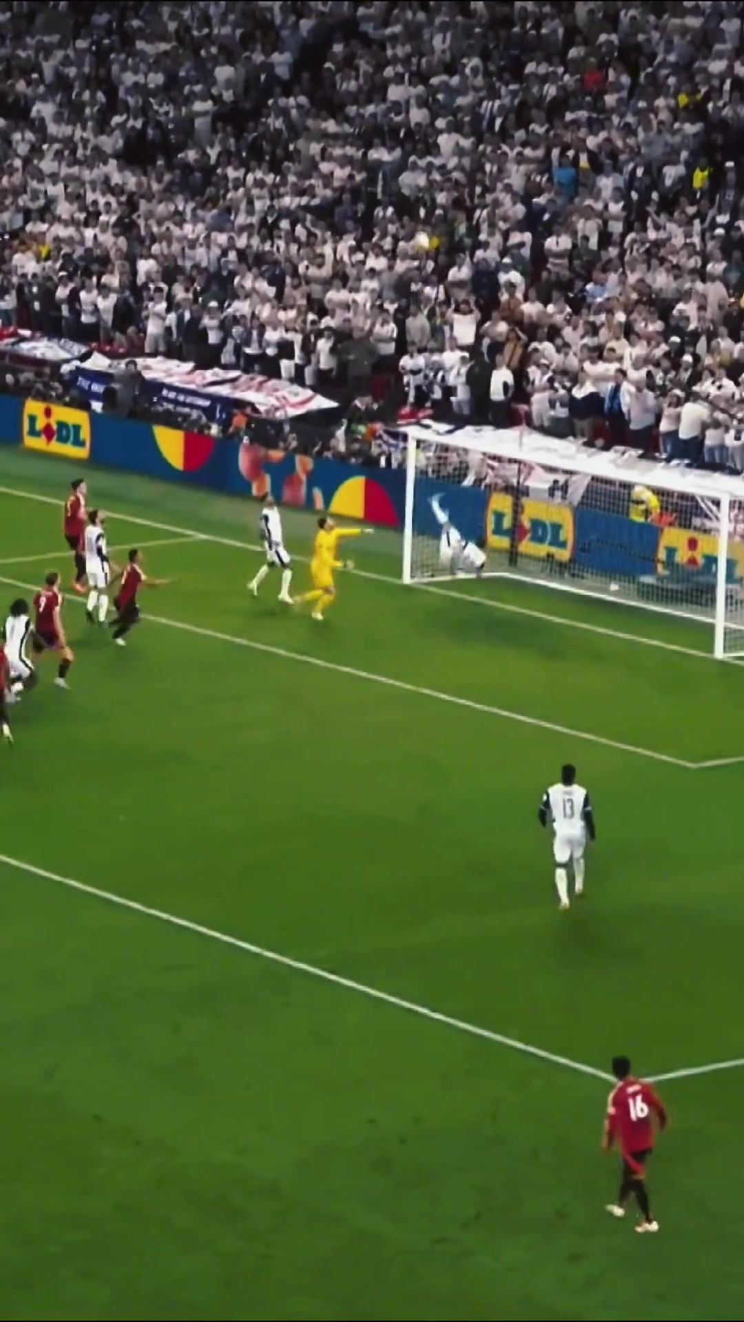 炸裂范德文門線倒鉤解圍足壇名畫誕生了