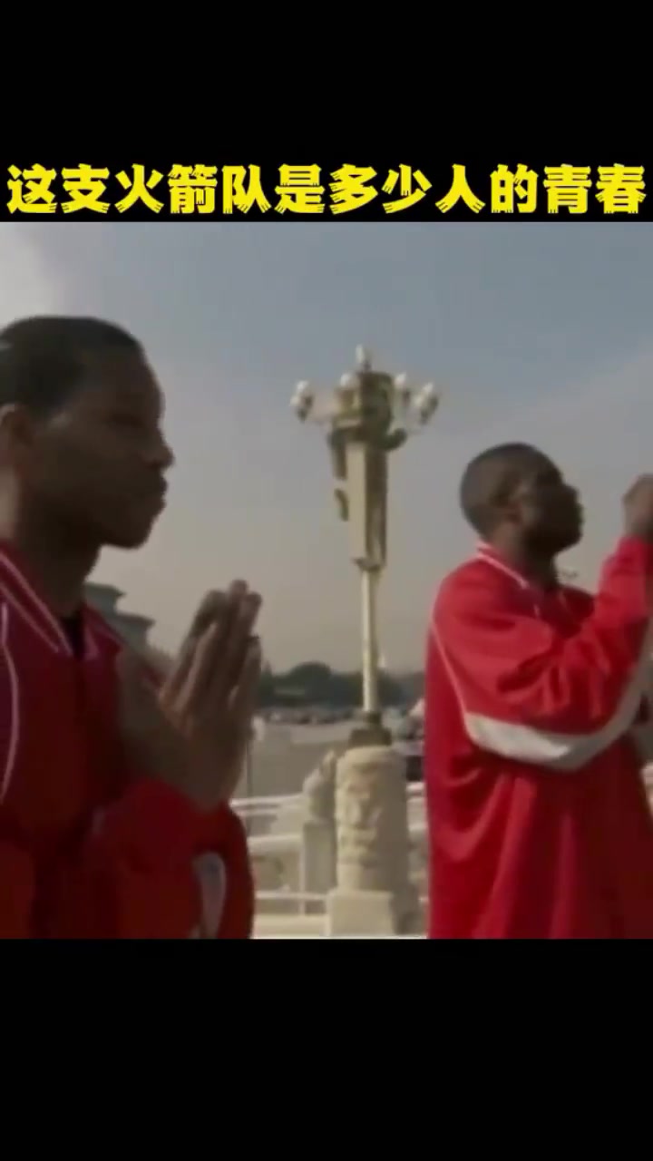 04年姚麥率火箭來(lái)打中國(guó)賽在天安門合影這一幕是多少人的青春