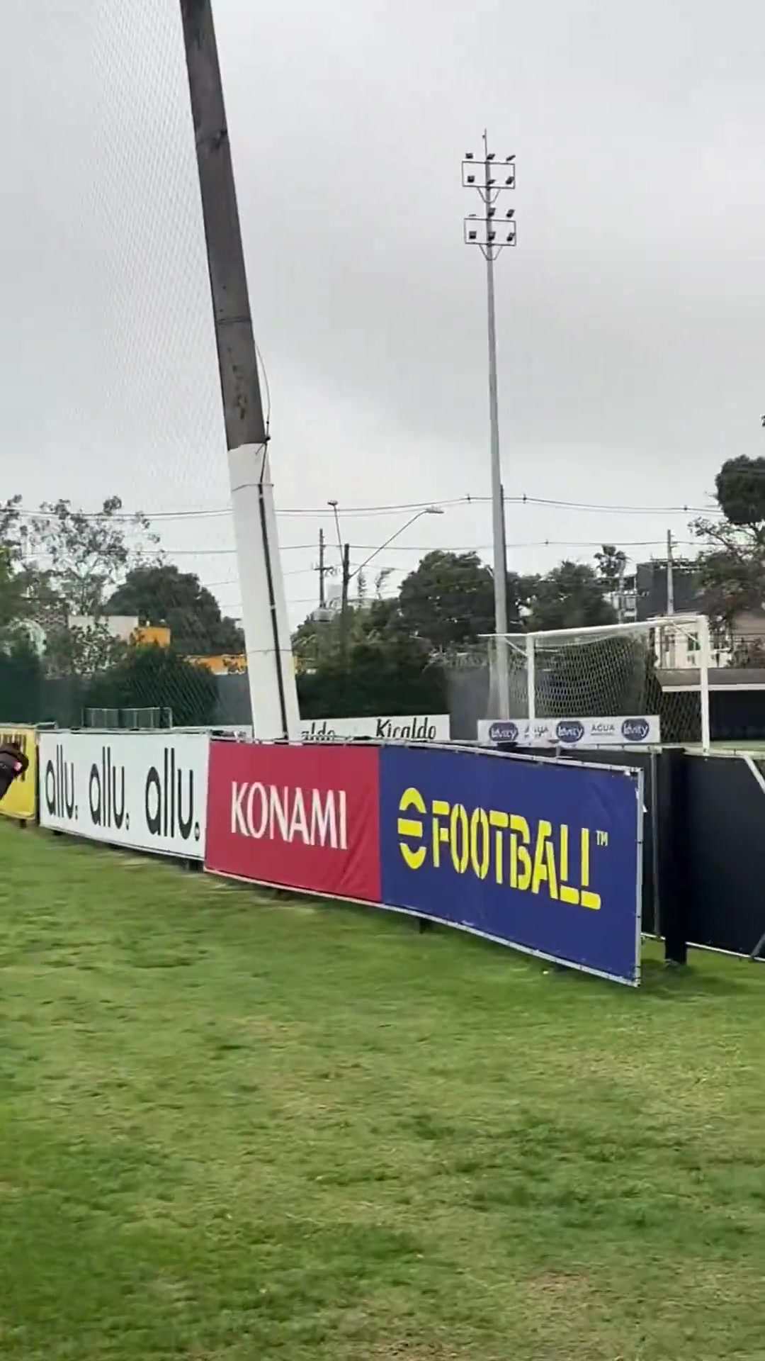 內(nèi)馬爾挑戰(zhàn)超大負(fù)角度這球有點考驗技術(shù)