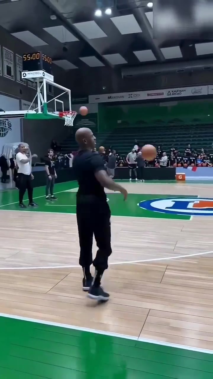 保羅向文班亞馬傳授后撤步三分技術(shù)后者一學(xué)就會