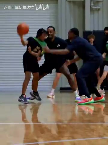 扣籃也很瀟灑?？怂箙⒓忧嗌倌暧?xùn)練營展示大風(fēng)車扣籃