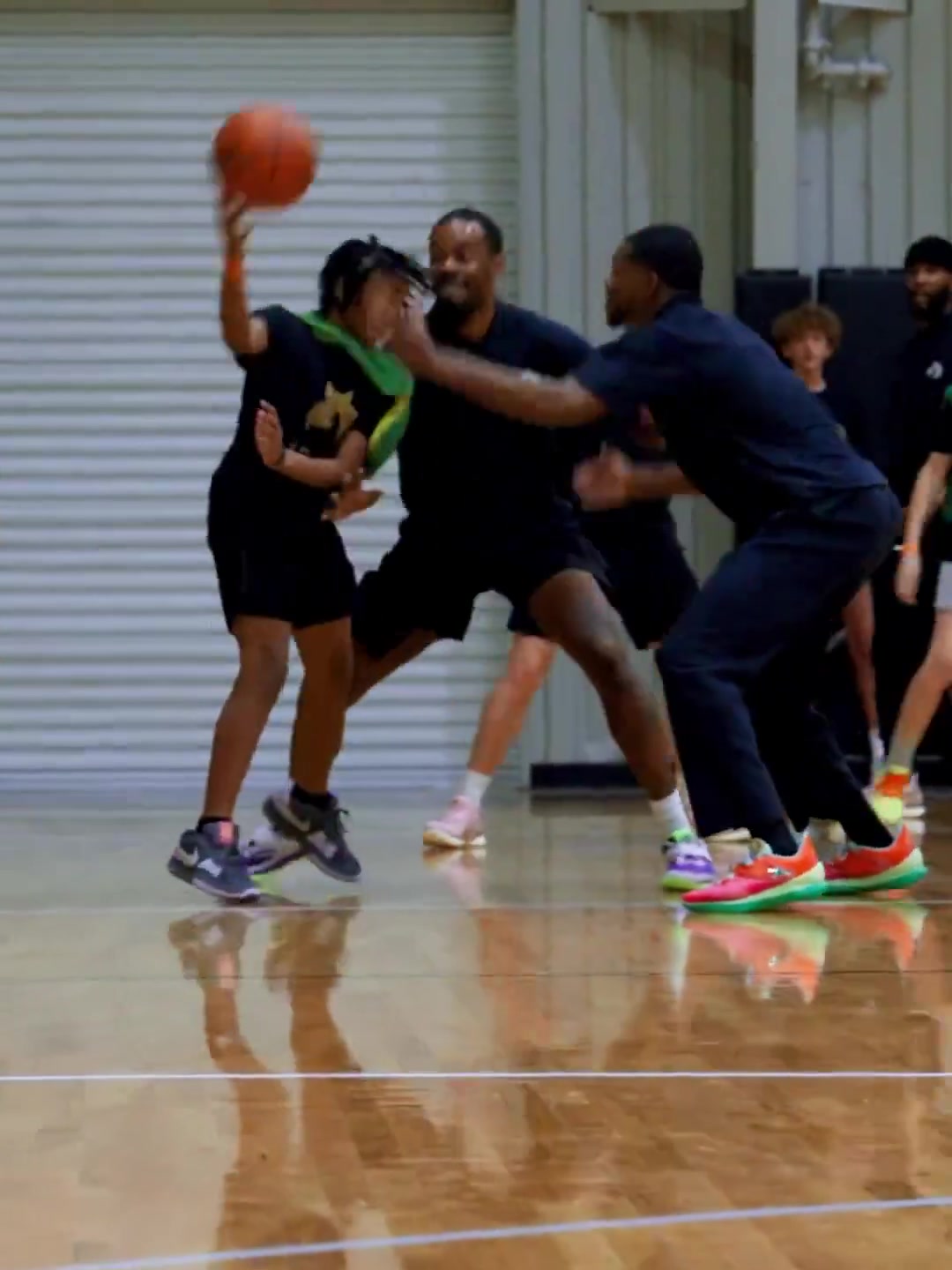 不止有速度?？怂褂?xùn)練營在小球員面前展示空接大風(fēng)車暴扣