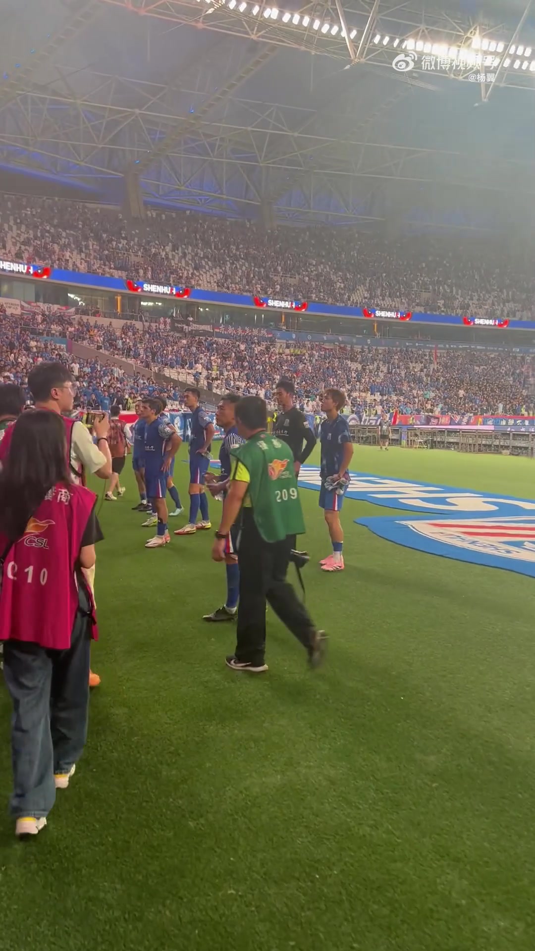 申花球員賽后謝場主場球迷發(fā)出陣陣的噓聲