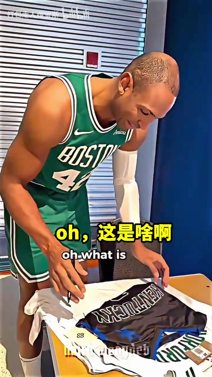 大學(xué)情結(jié)名場(chǎng)面當(dāng)綠凱球員簽名時(shí)遇到死敵球隊(duì)的球衣