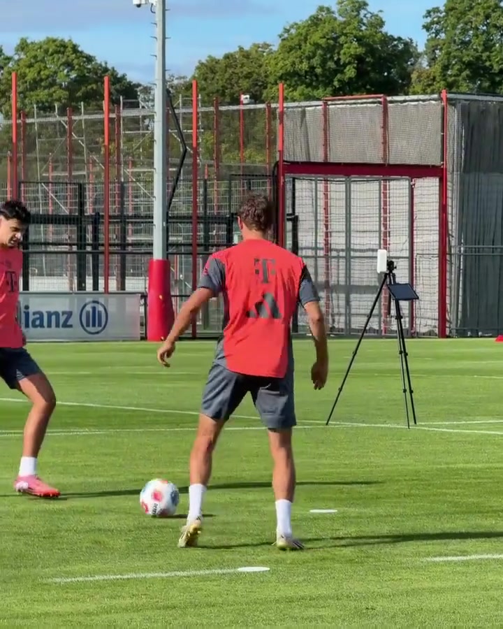 今夕是何年穆勒昨日在塞本納的訓(xùn)練還是熟悉的訓(xùn)練服