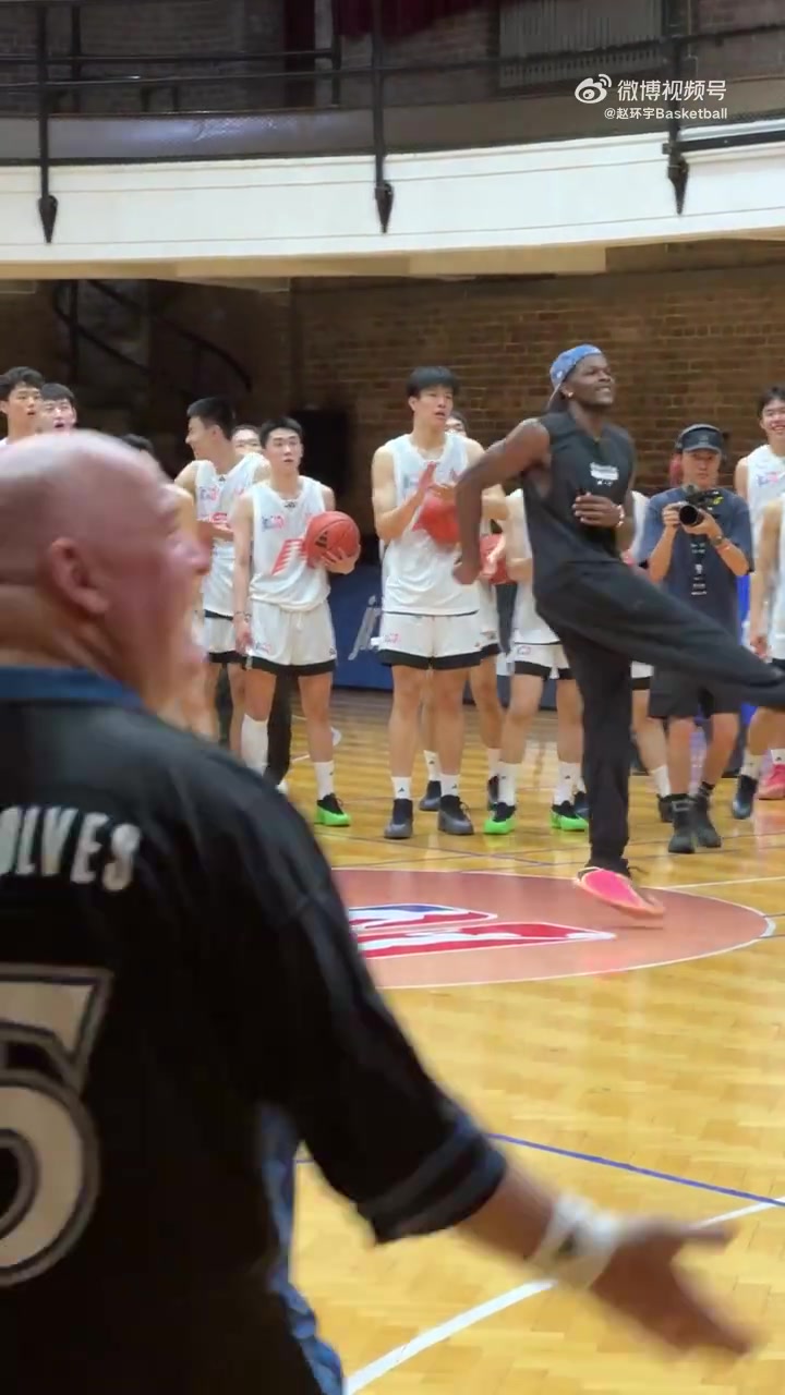 森林狼大叔和新狼王愛(ài)德華茲在清華大學(xué)西體育館重逢了