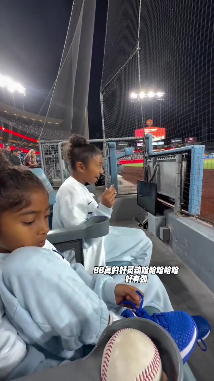 瓦妮莎帶著兩個寶貝女兒觀看道奇棒球賽 好活潑靈動真的太像了