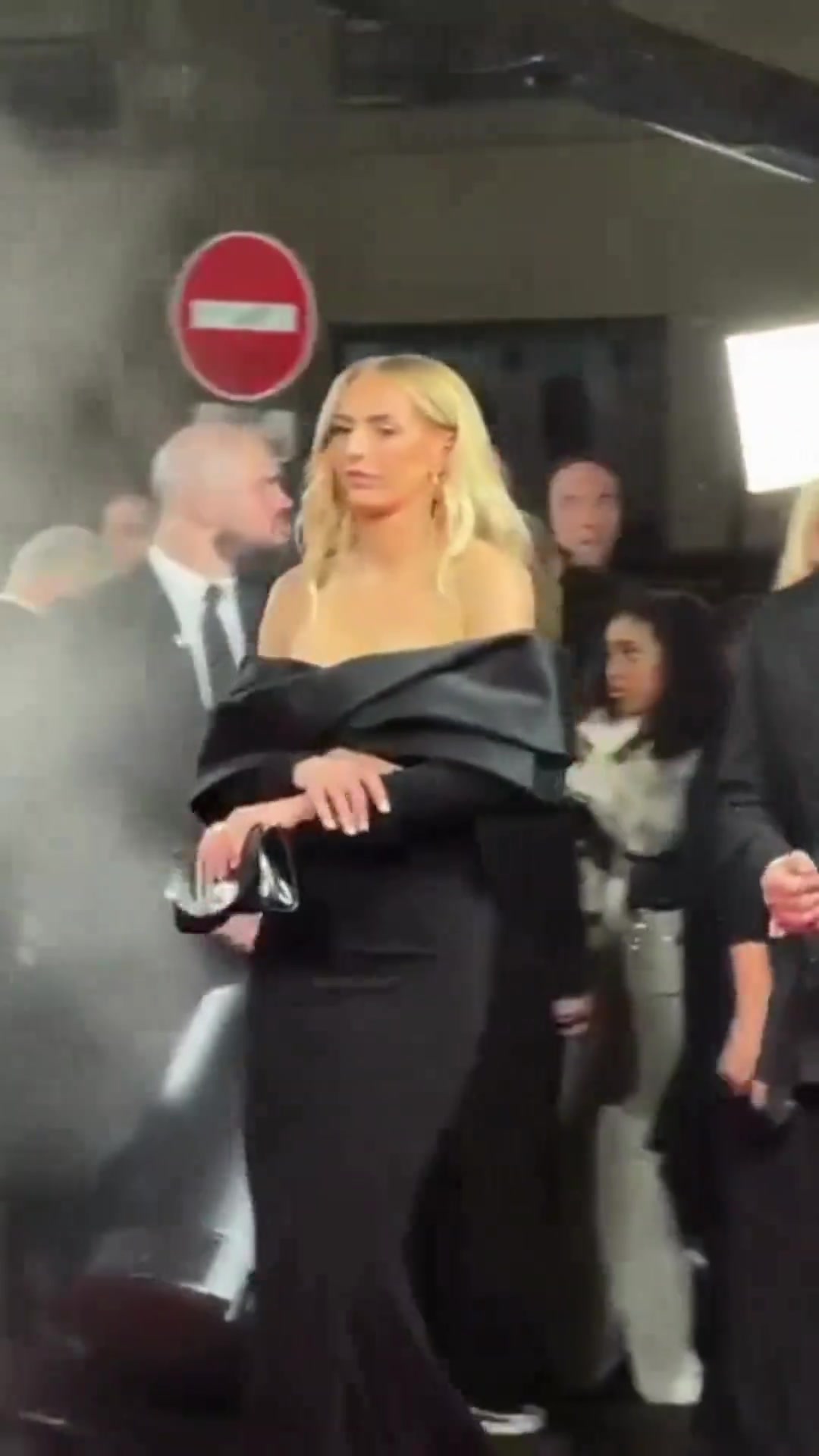 這一身屬實驚艷全場了凱莉身著低胸黑色禮裙亮相金球獎典禮