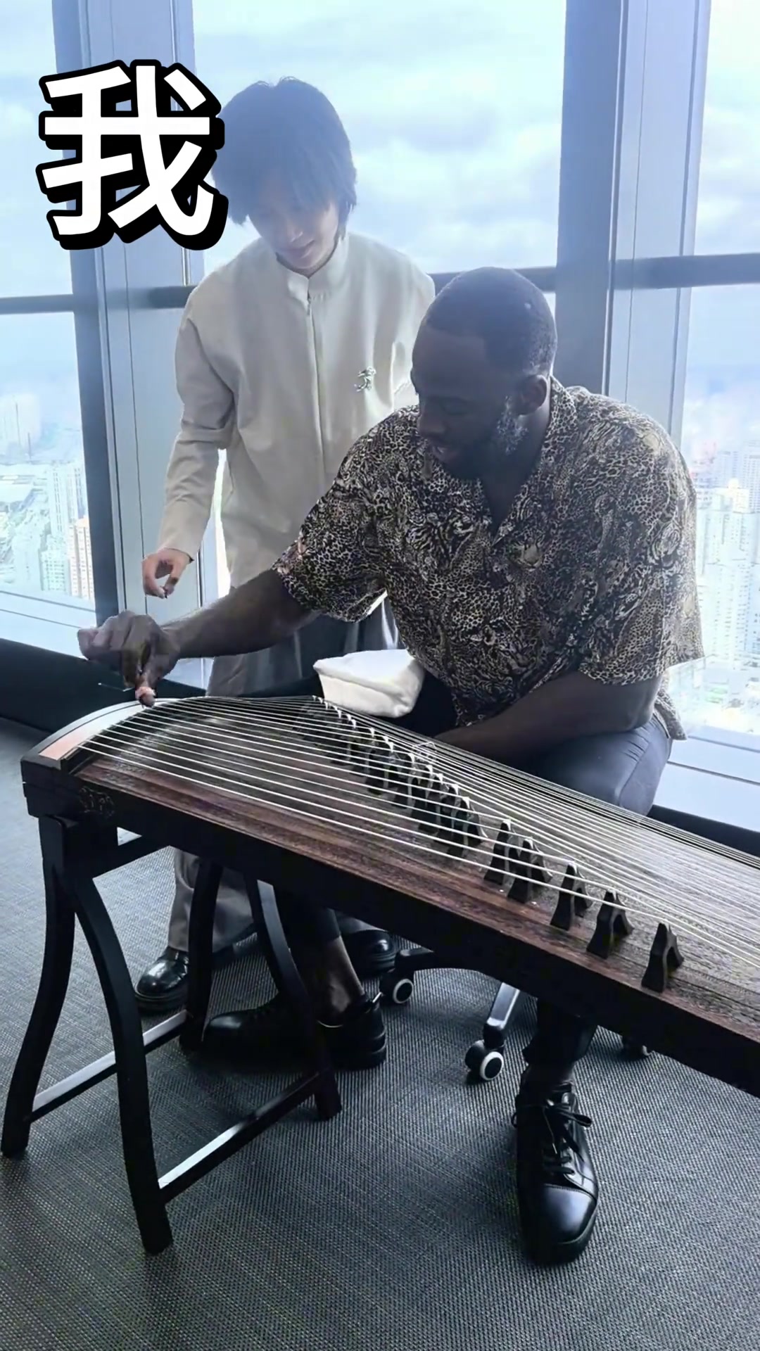 追夢嘗試彈中國古箏 天賦炸裂一學(xué)就會啊