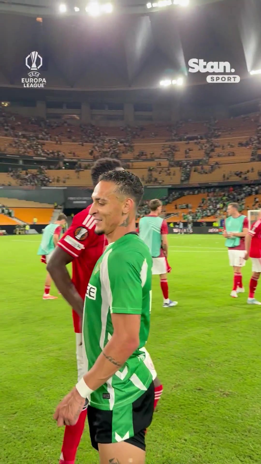 圓神傳射絕平比賽結(jié)束時安東尼與諾丁漢森林球員擁抱寒暄