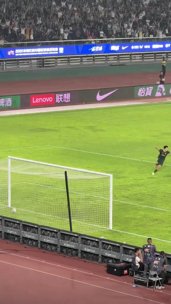 浙江球迷炸鍋了現(xiàn)場實(shí)拍浙江隊(duì)最后時(shí)刻絕平蓉城