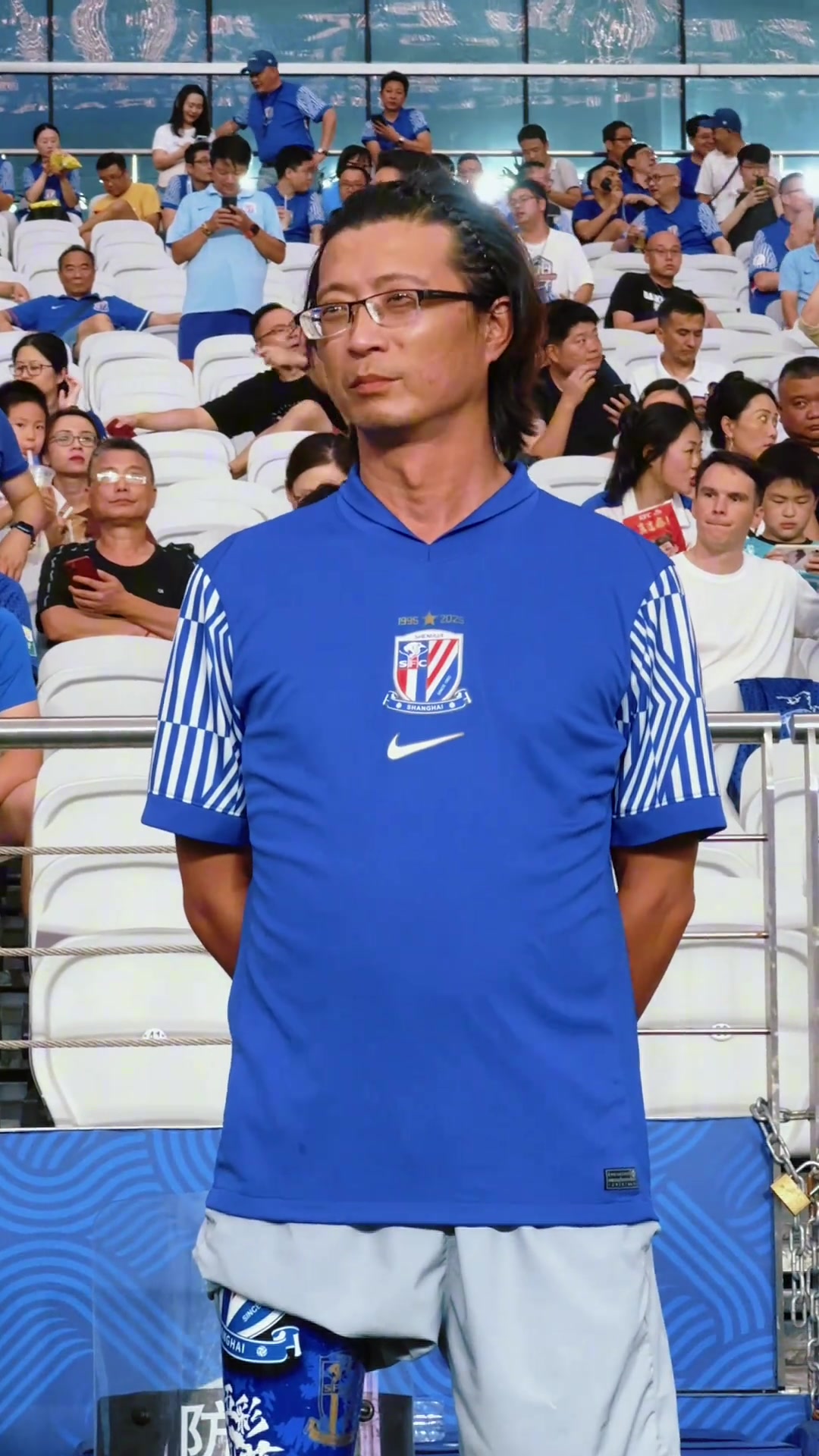 單足支撐藍(lán)色信仰申花球迷陶吾煒賽前擔(dān)任主場國歌領(lǐng)唱人