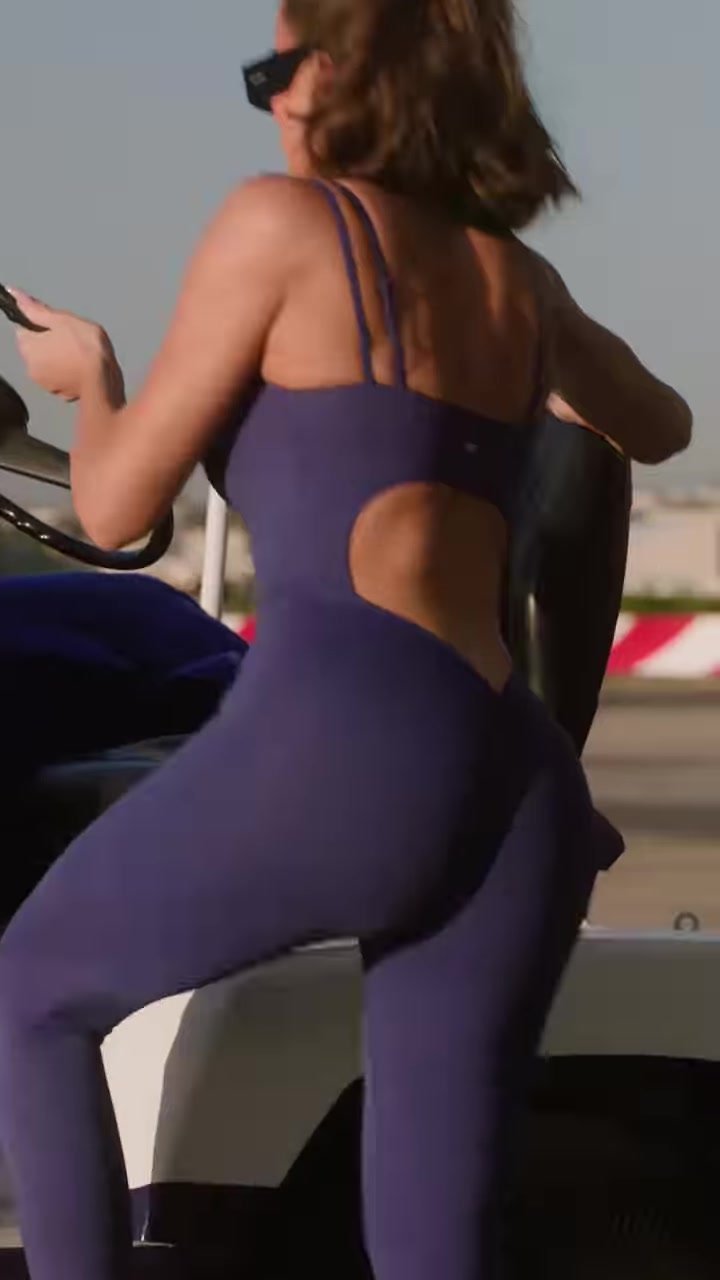 科勒卡戴珊為運(yùn)動(dòng)品牌拍攝廣告片這身材不輸二姐