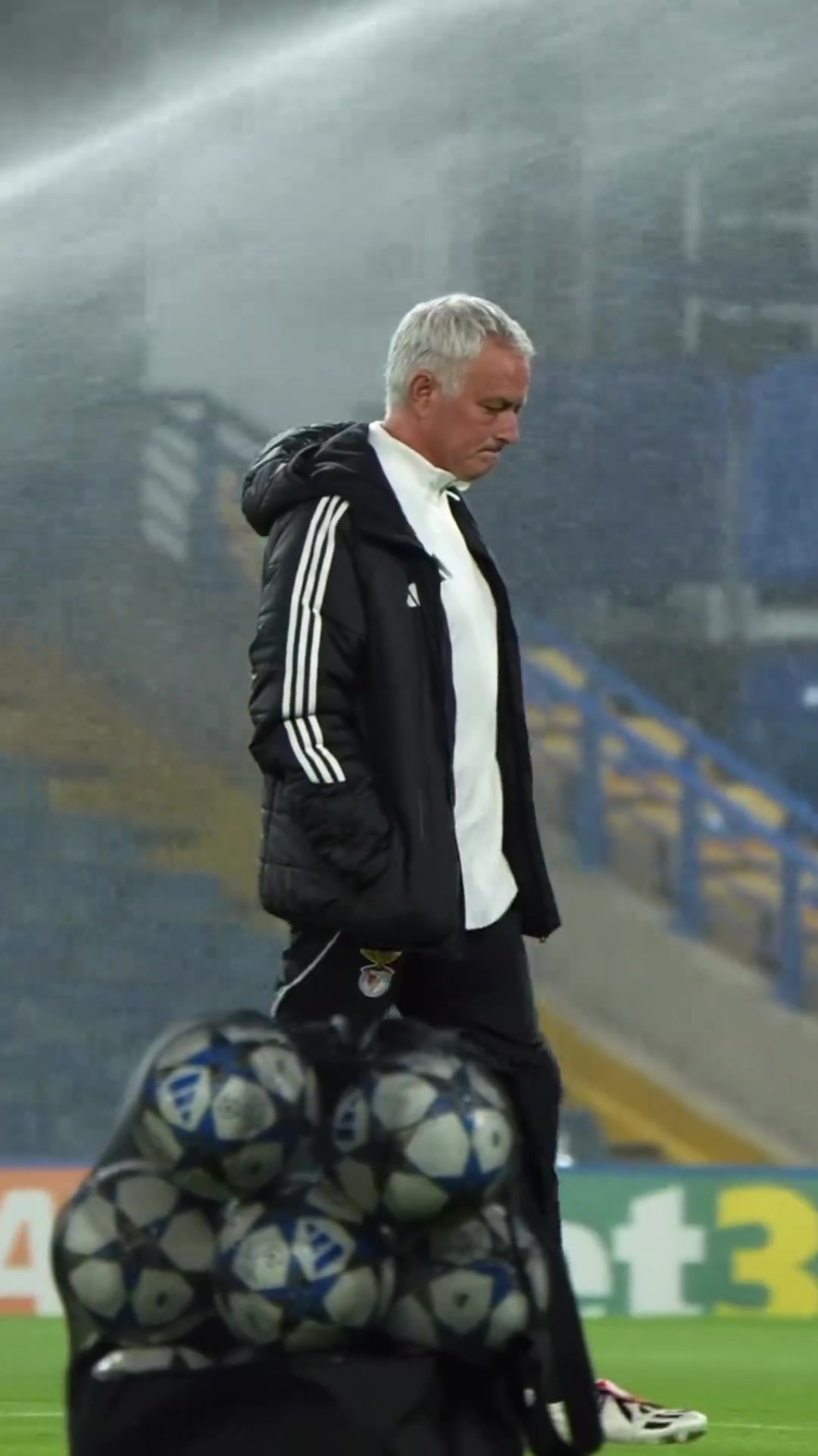 故地重游穆里尼奧賽前獨(dú)自踩場(chǎng)斯坦福橋滿眼熟悉皆過往