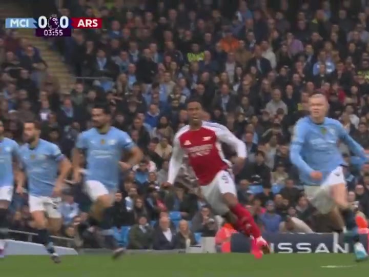 男人對決當(dāng)年哈蘭德和薩利巴這對抗也太狠了腦袋都撞一起了