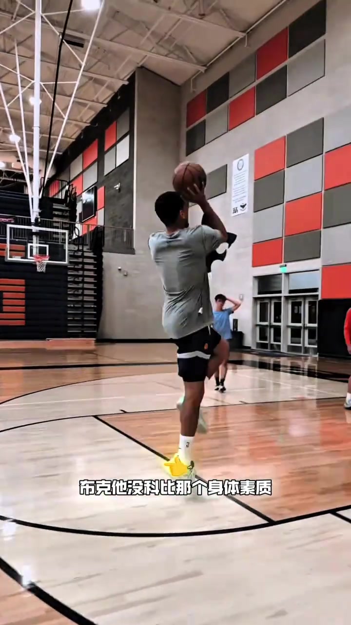 布克不是說下個科比嗎楊毅他沒有科比的身體素質(zhì)和強(qiáng)硬的球風(fēng)
