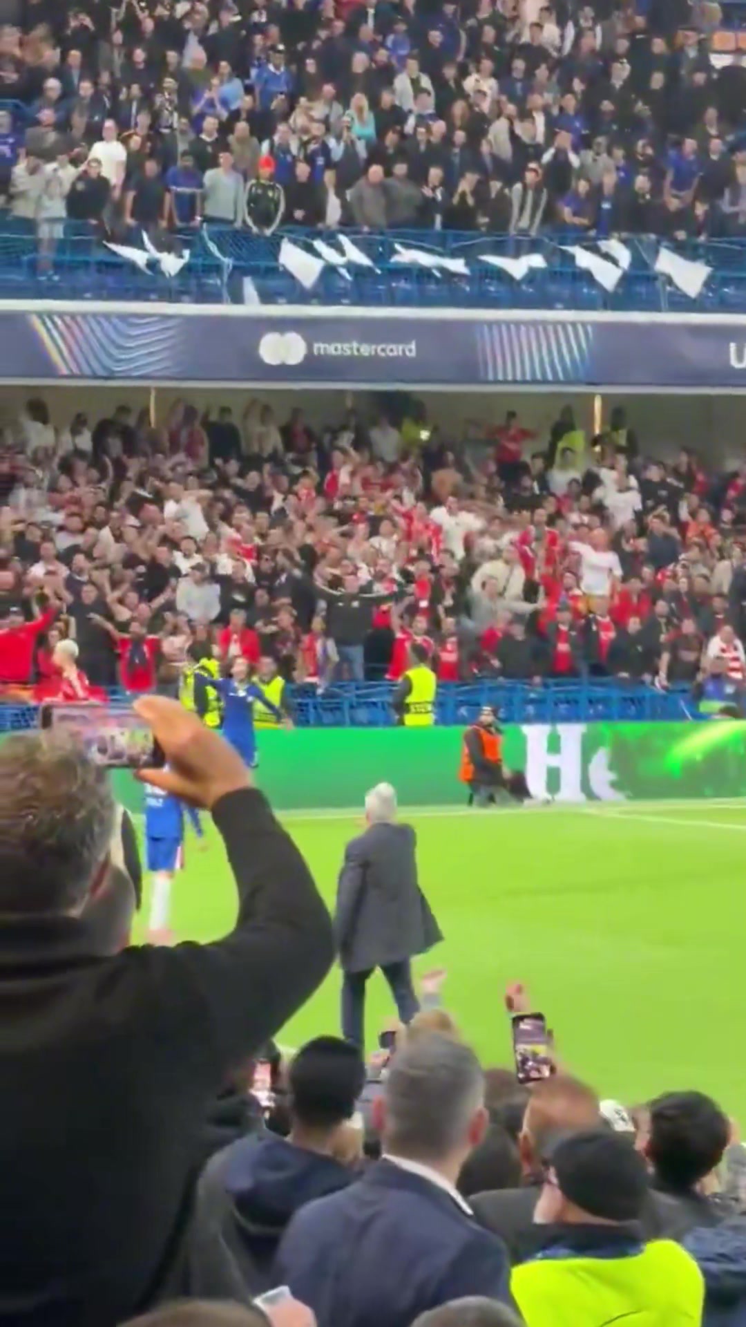 穆里尼奧走向底線讓本菲卡球迷不要向前本菲卡球員恩佐扔?xùn)|西