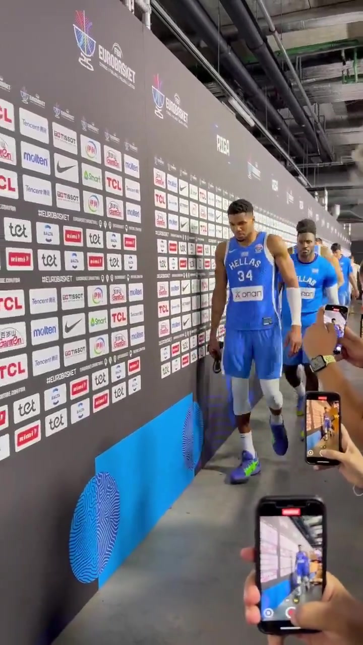 戰(zhàn)斗還沒(méi)結(jié)束率隊(duì)晉級(jí)四強(qiáng)后字母哥滿臉嚴(yán)肅離開球場(chǎng)