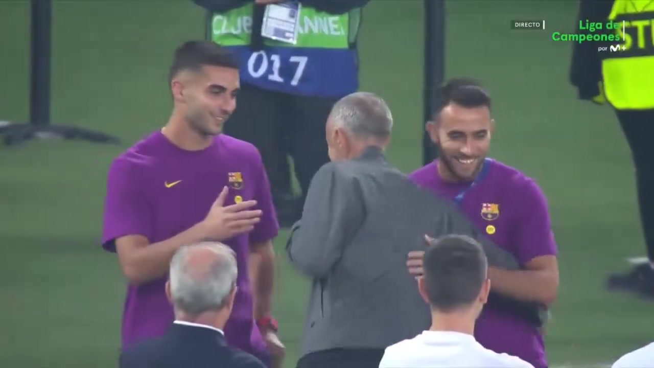 太熟了巴薩球員賽前和恩里克敘舊費(fèi)蘭有點(diǎn)逗啊