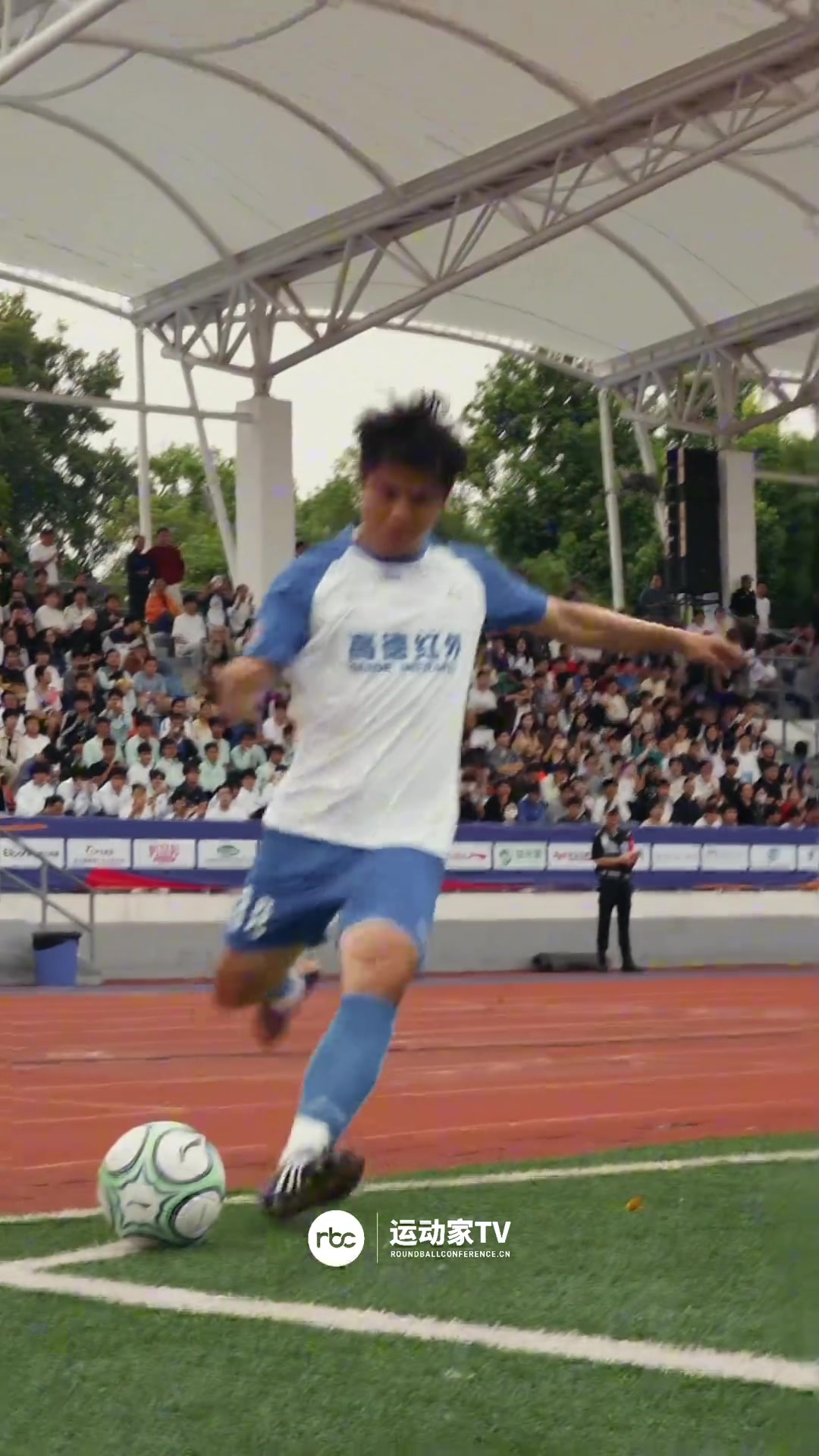 蒿俊閔代表華中科技大學上場踢漢超這腳法和球商依舊頂級