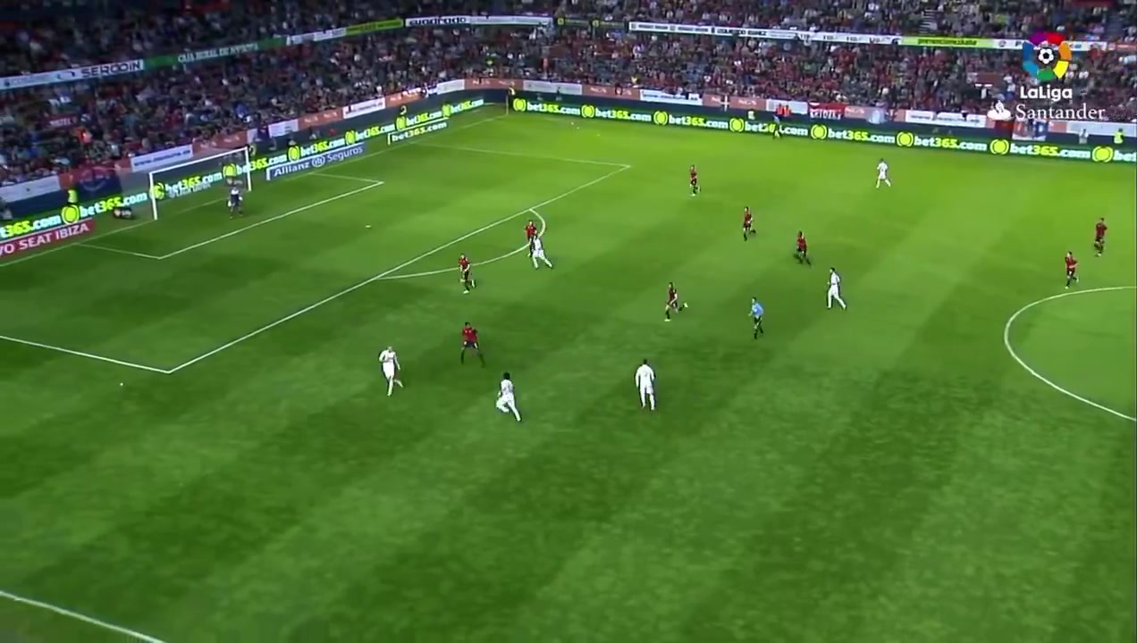 C羅經(jīng)典世界波并向觀眾展示他的腿部肌肉