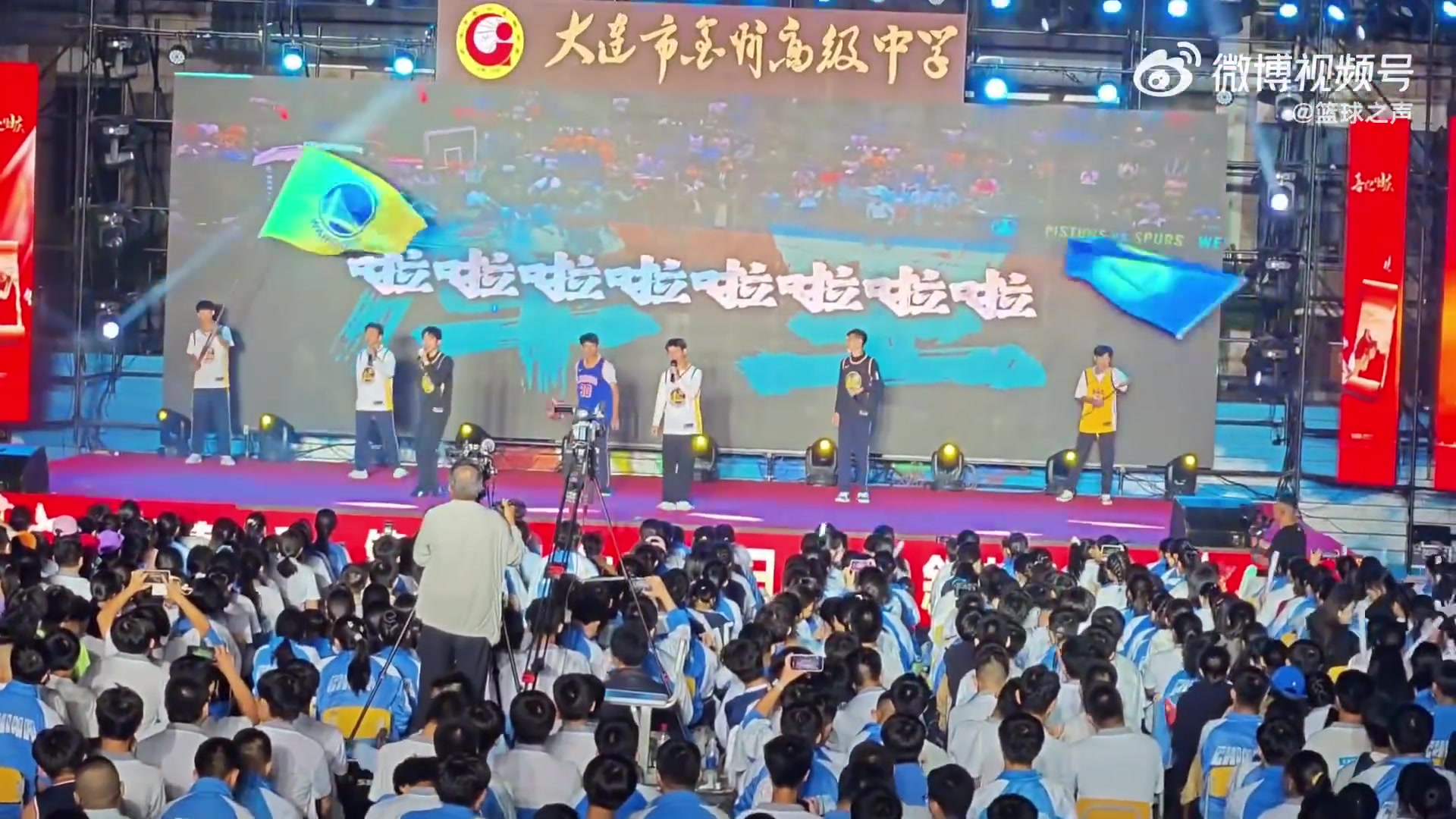 都是庫(kù)里死忠粉吧大連中學(xué)驚現(xiàn)男同學(xué)在舞臺(tái)表演庫(kù)里