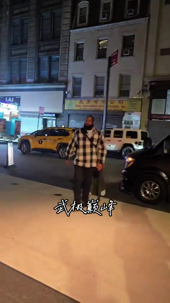 庫里帶著妻子參加朋友聚會 阿耶莎這穿搭必成全場焦點(diǎn)