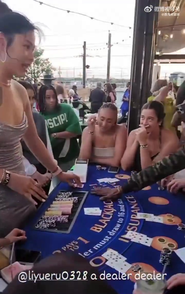 小寶發(fā)牌又颯又美李月汝跟隊友玩21點(diǎn)佩奇說被她贏光了