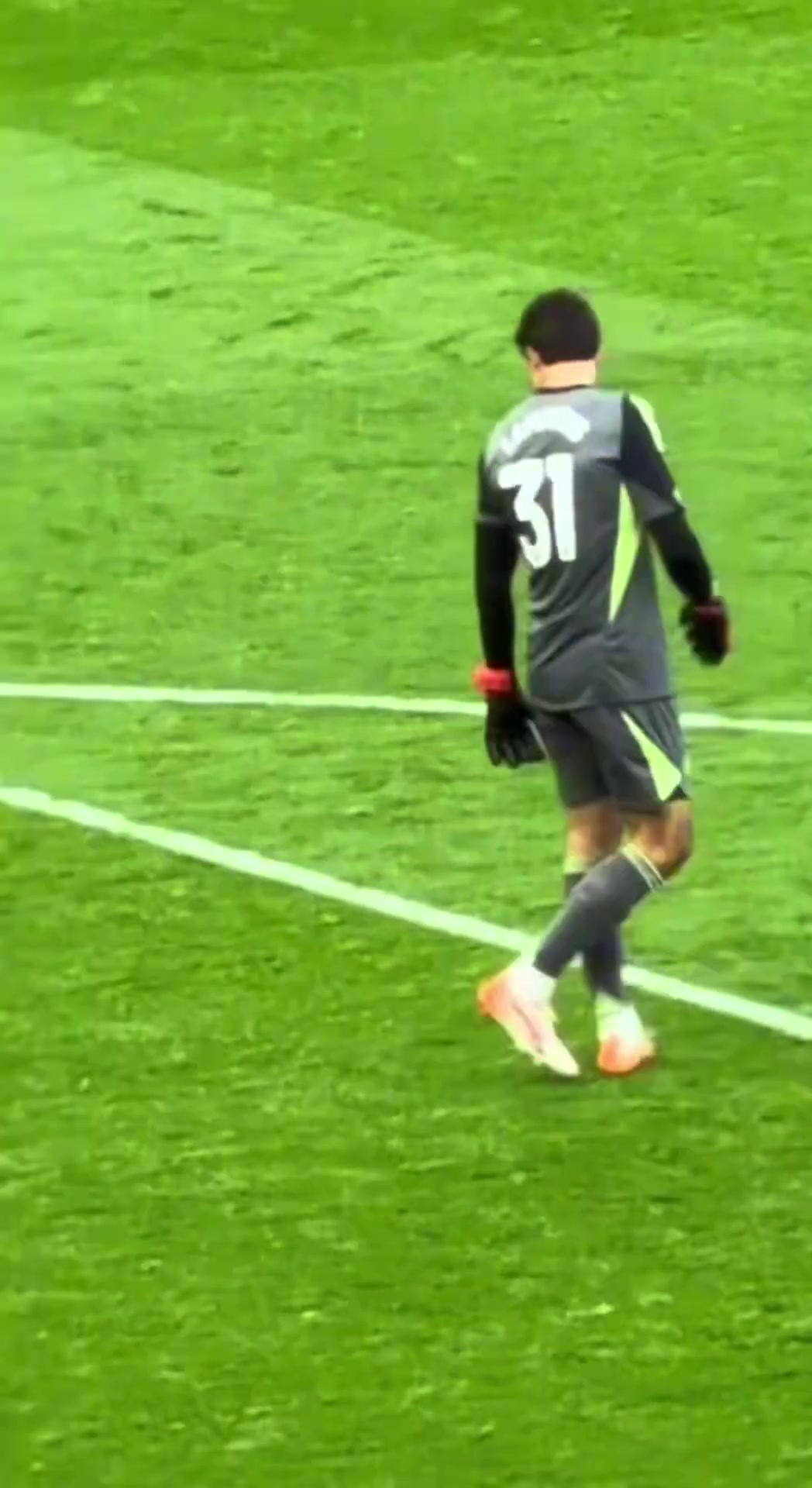 現(xiàn)場的曼聯(lián)球迷向拉門斯高唱你是偽裝的舒梅切爾嗎