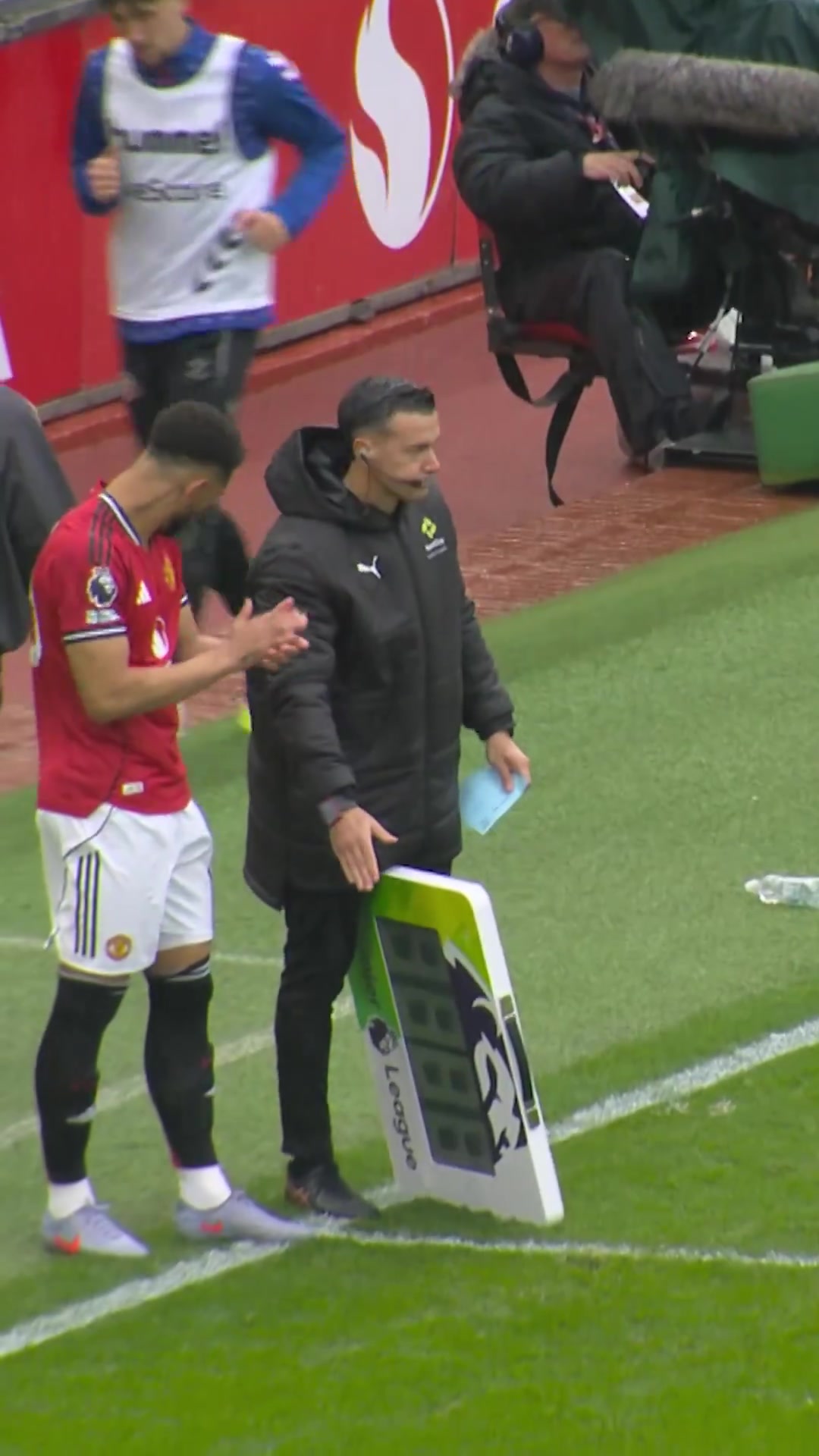 芒特下場后受到曼聯(lián)球迷的熱烈掌聲