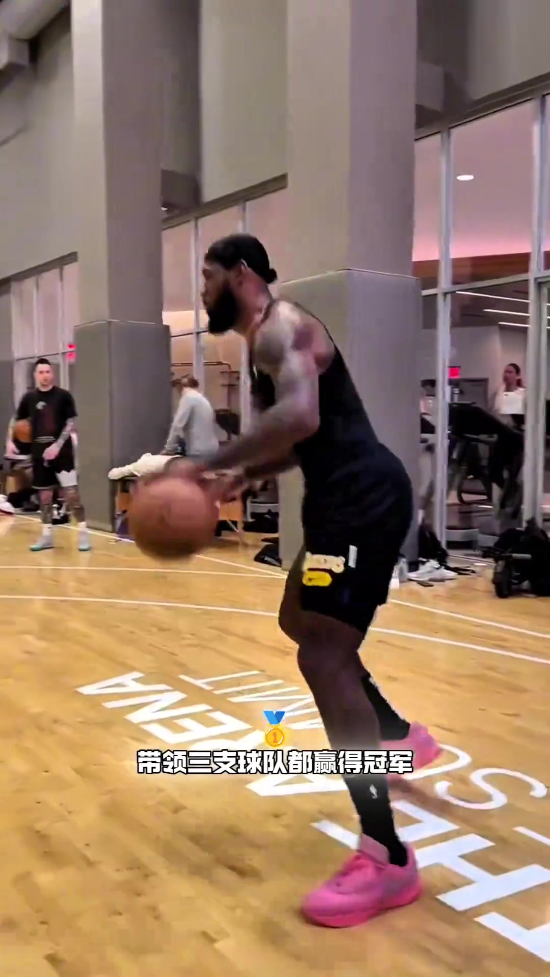 帶三隊(duì)奪冠楊毅詹姆斯雖沒有一人一城 但他走的是自己的路