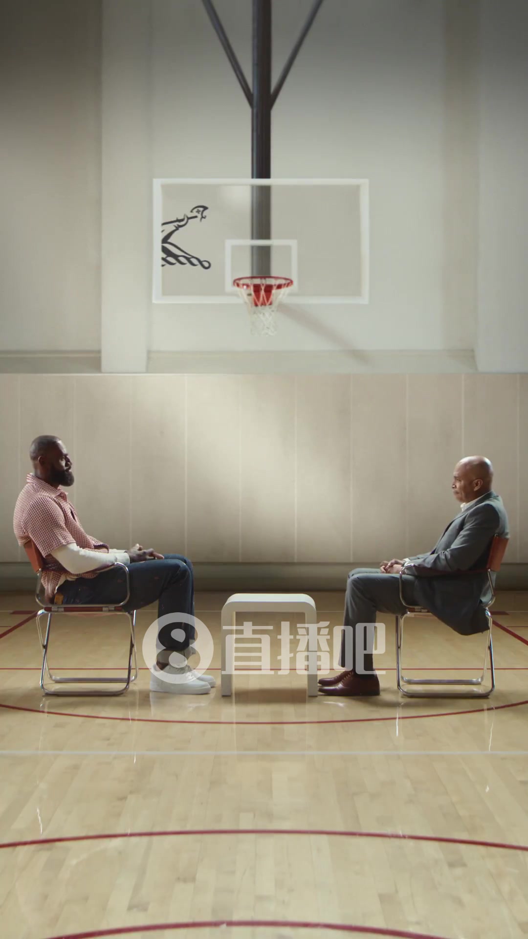 有點難評等了一天的詹姆斯決定二是廣告老詹還給酒戴皇冠