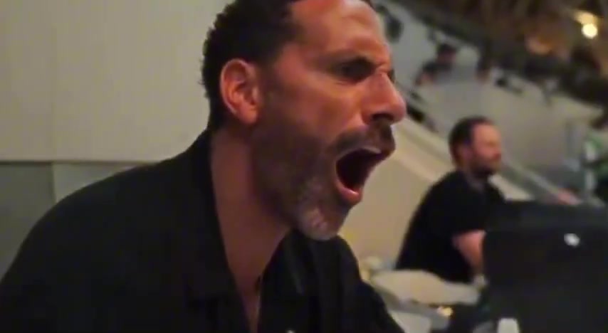 看到C羅進(jìn)球后費(fèi)迪南德現(xiàn)場(chǎng)Siuuu果然是C羅最好大哥