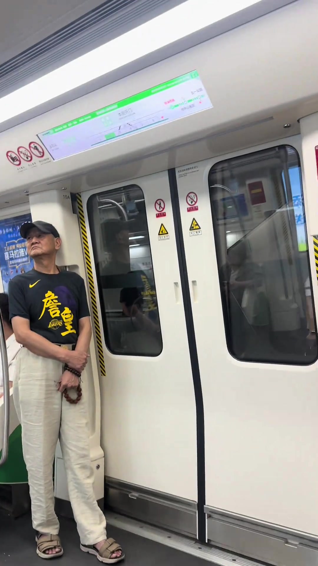 網(wǎng)友地鐵偶遇大爺穿詹姆斯T恤老詹的球迷都這么老啦
