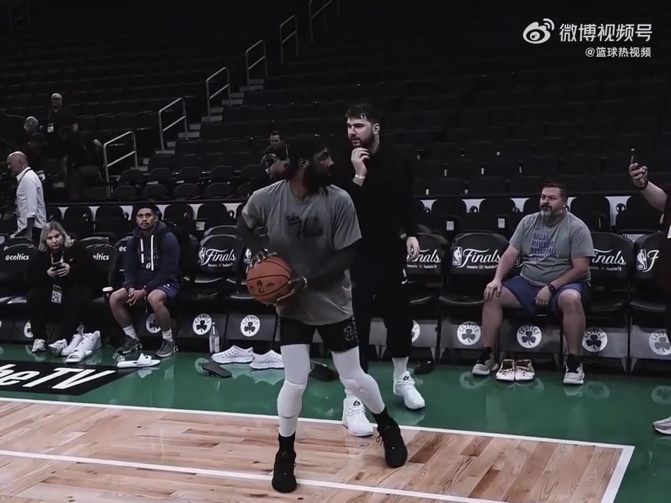 相信神仙的直覺東契奇想從身后搗亂破壞歐文投籃瞬間被識破