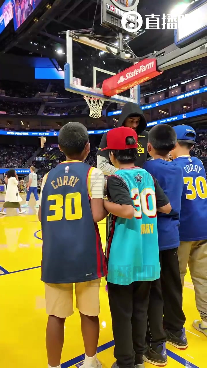 小盆友們似乎還不太興奮小佩頓笑瞇瞇給4位庫(kù)里小球迷簽名