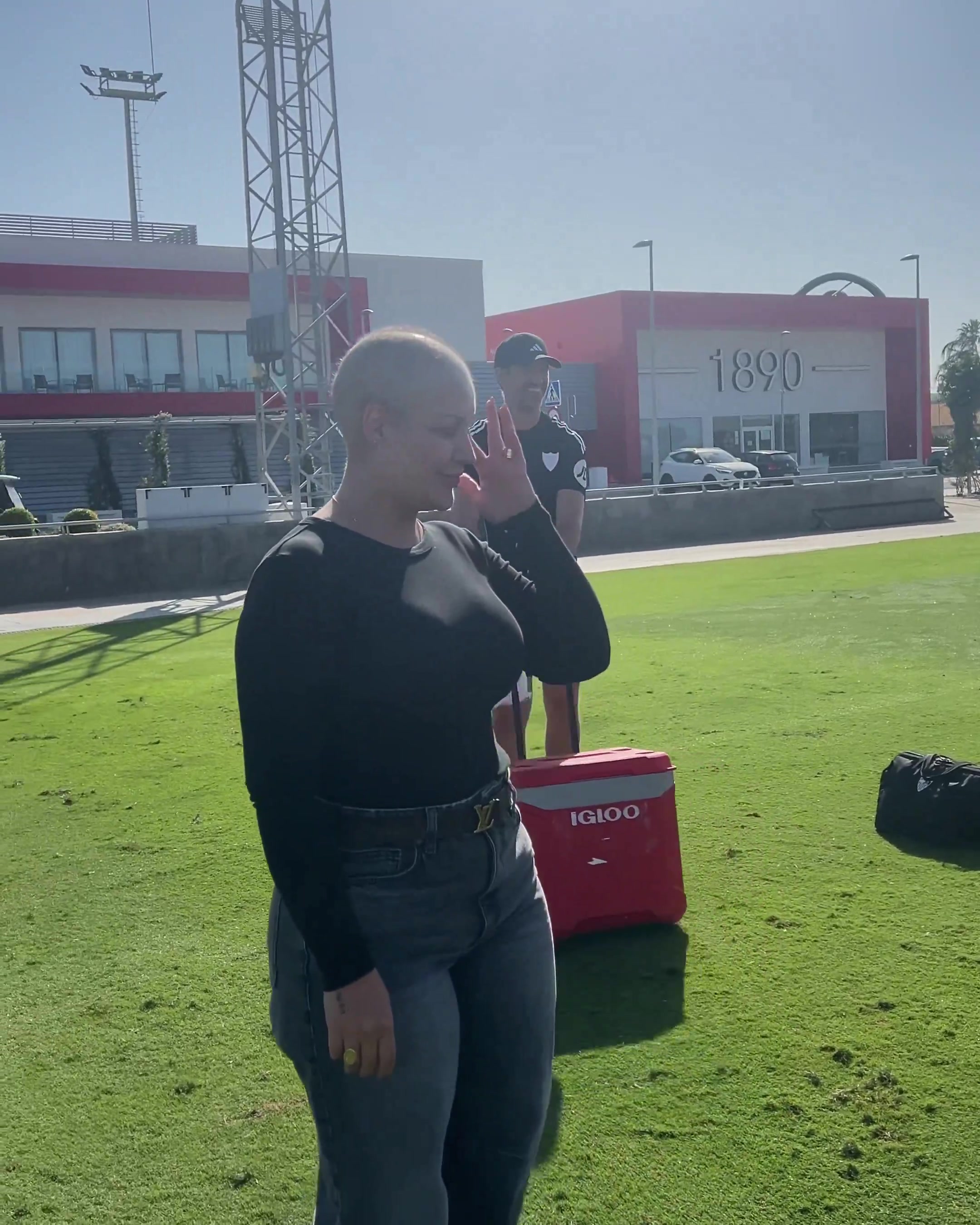 塞維利亞隊(duì)向后衛(wèi)馬爾康的妻子致敬恭賀她戰(zhàn)勝了癌癥