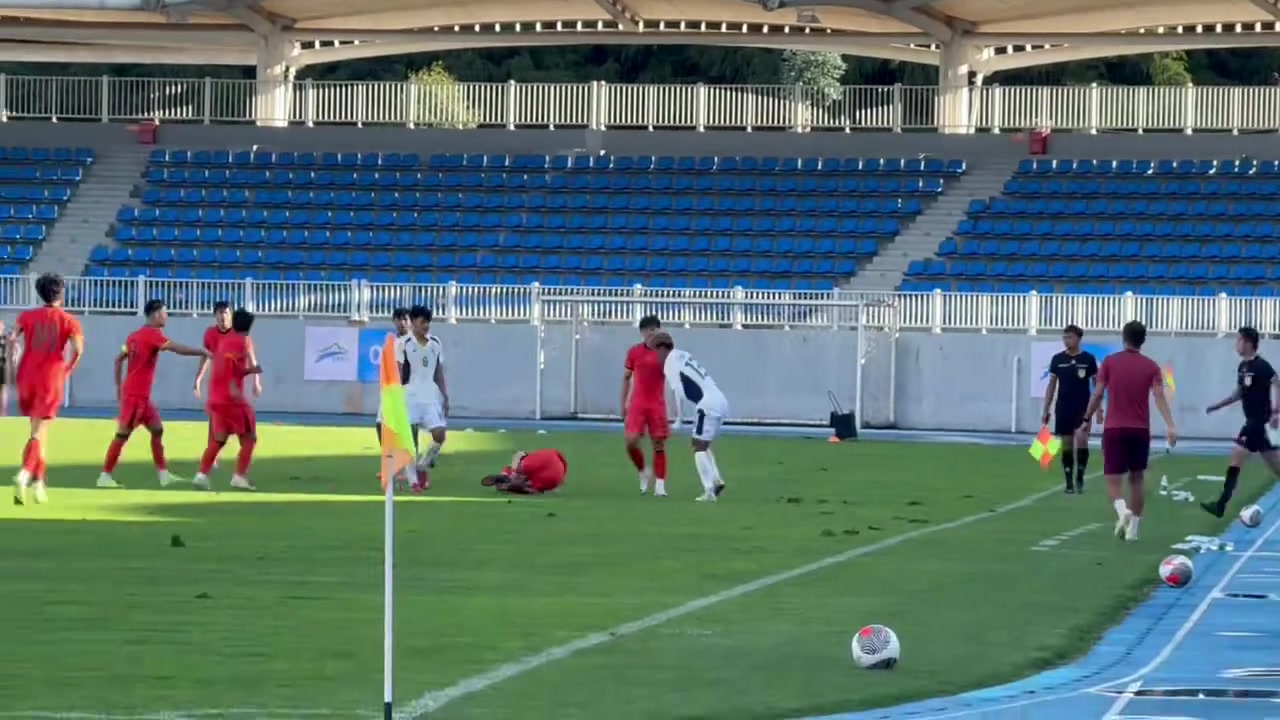 只給黃牌王鈺棟熱身賽遭對(duì)方飛踹