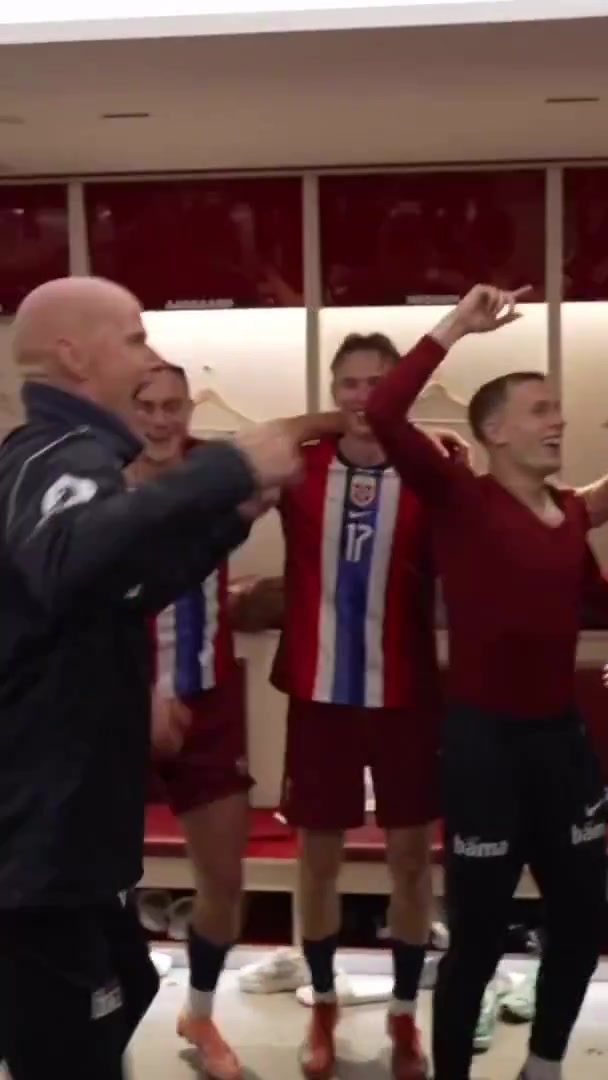 距世界杯一步之遙挪威全隊(duì)賽后在更衣室狂歡