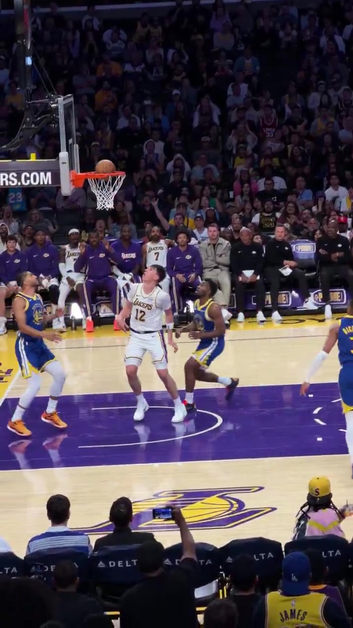 拉拉維亞上空籃兩次不中幸虧后面補進(jìn)老詹從想抱頭變鼓掌