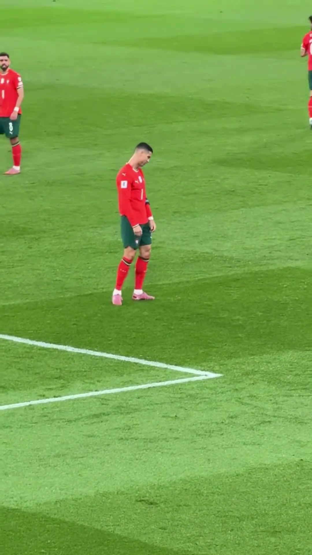 C羅情緒低落自言自語(yǔ)B費(fèi)看見后趕緊上前擊掌鼓勁